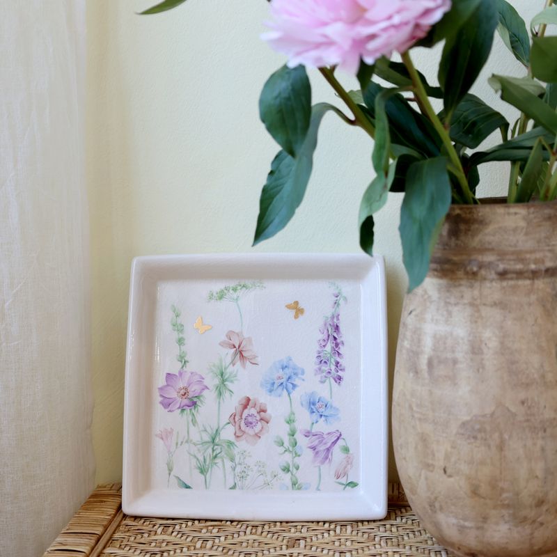 Papillon fat med blomster – krem