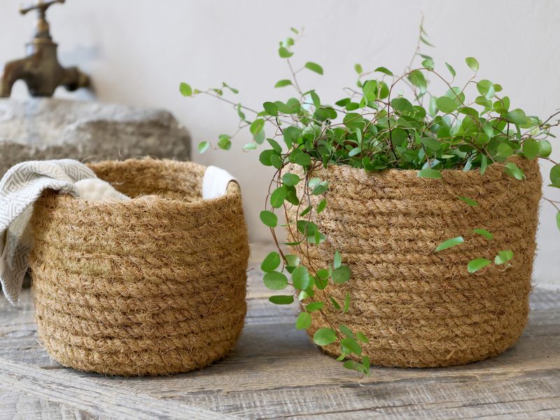 Kurv i flettet jute – H18/&Oslash;14 cm